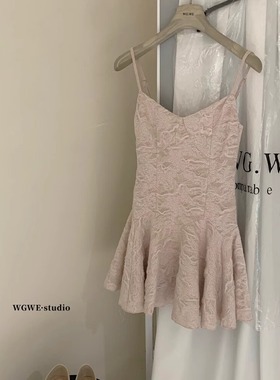 今年流行性感辣妹吊带连衣裙独特漂亮设计感收腰修身a字短裙子夏