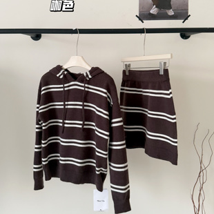 针织半身短裙超火两件套装 巨好看冬装 一整套裙撞色条纹连帽毛衣