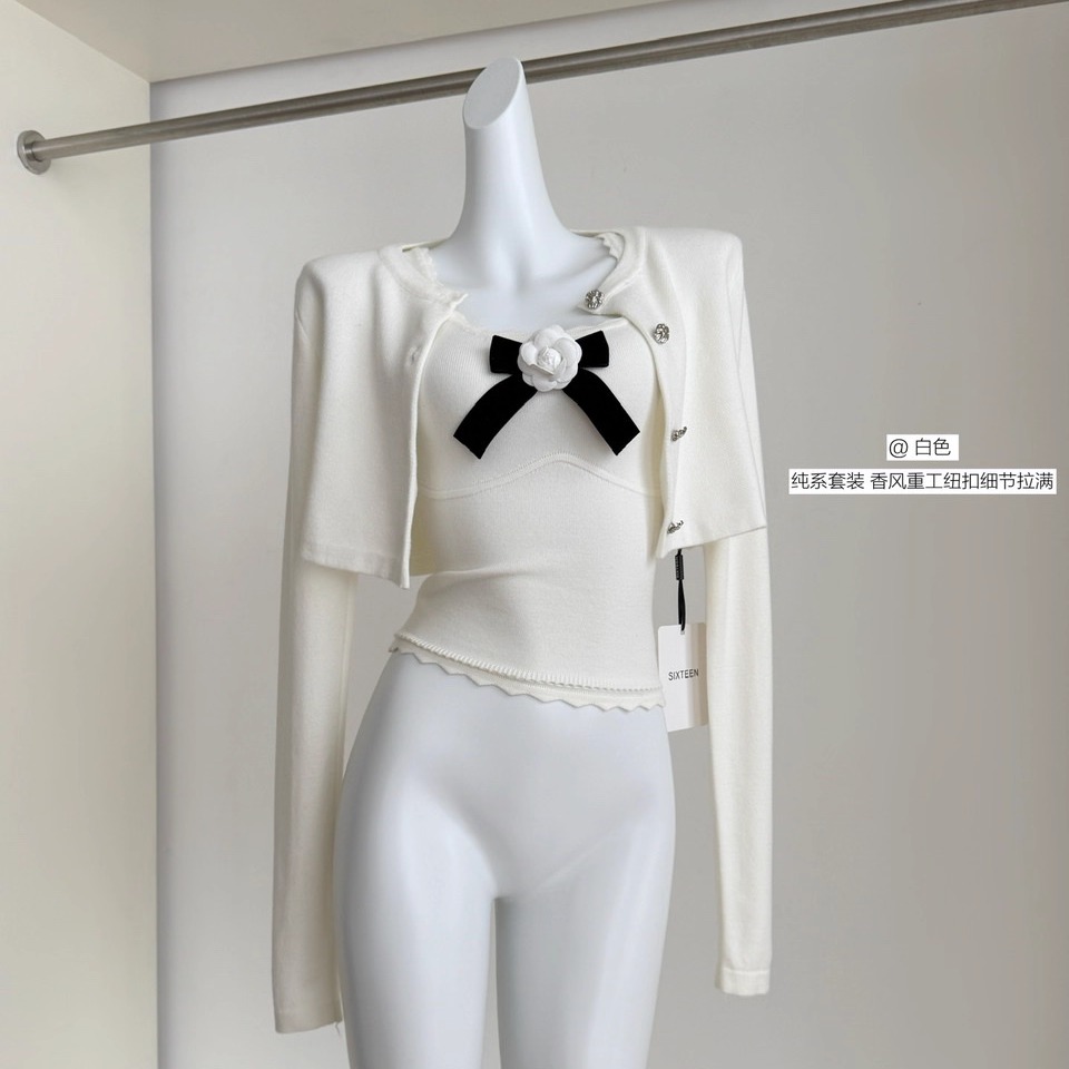 老钱菱格纹针织开衫毛衣吊带套装