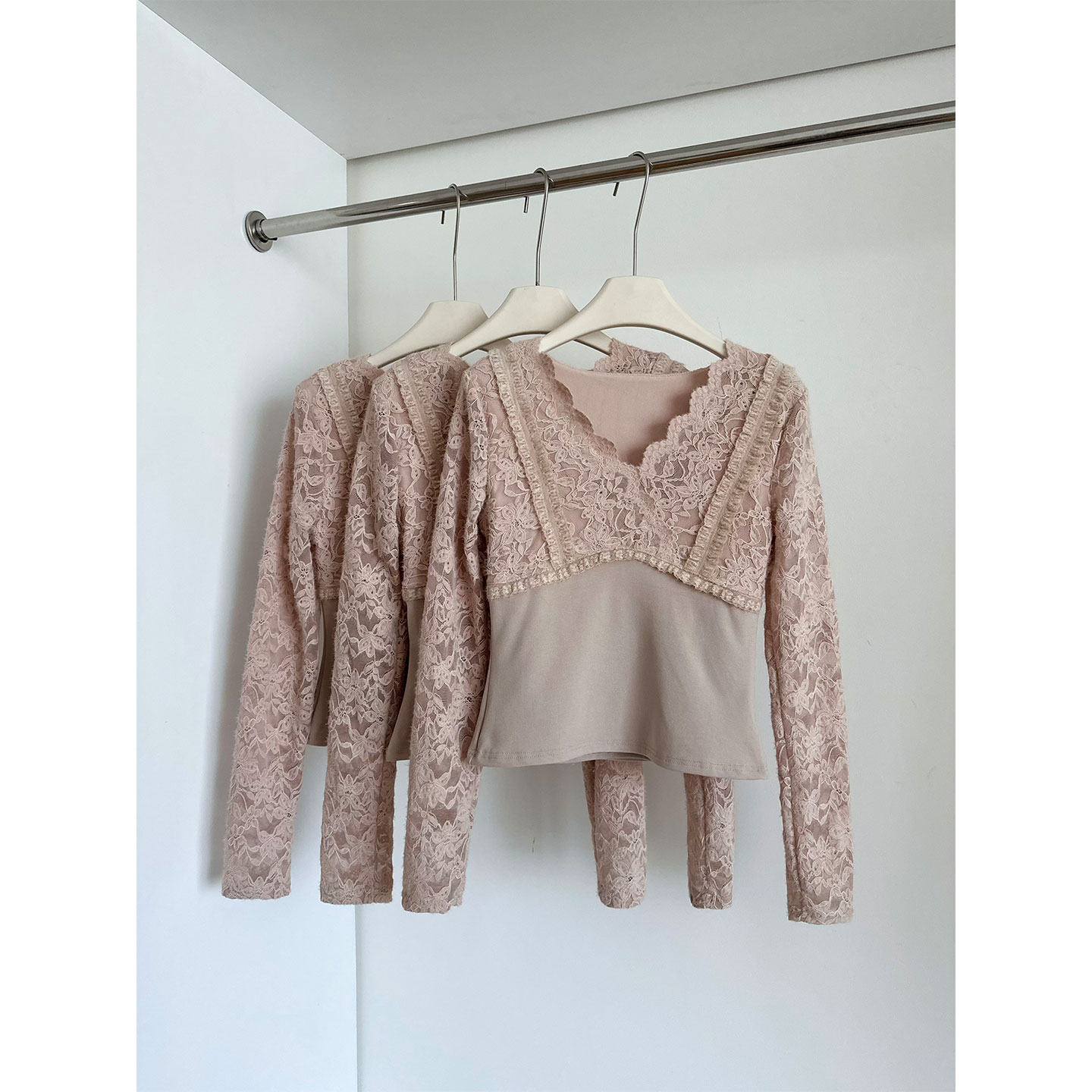 朦胧感花瓣蕾丝衫女秋冬显瘦T恤