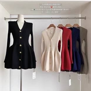 金扣设计V领蓬蓬针织连衣裙女秋冬气质高级感小香风打底毛衣裙子