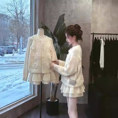 巨好看的两件套冬装大码胖mm韩系镂空钩花针织开衫蓬蓬短裙套装女