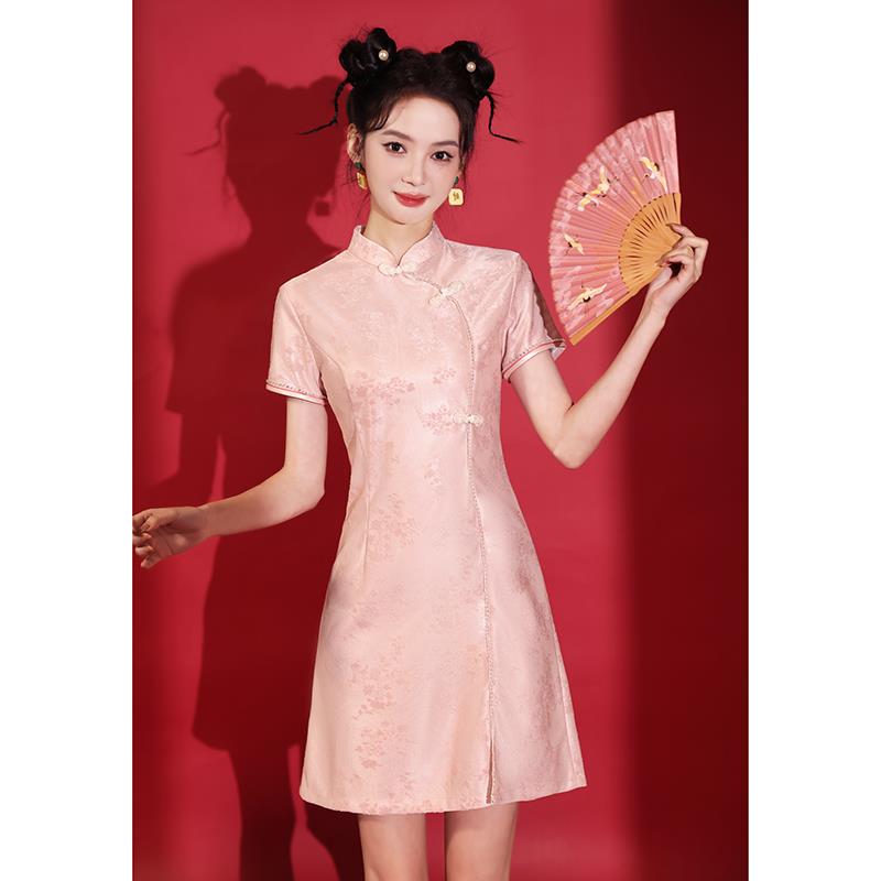 小个子粉色少女日常订婚改良裙夏旗袍穿可中式短款款女新年轻礼服