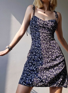 法式复古V领修身显瘦藏蓝色碎花裙收腰裹胸系带吊带连衣裙短裙女