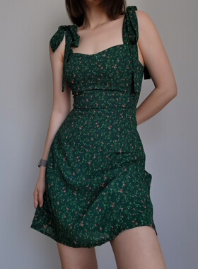 白的发光 法式绑带绿色碎花雪纺吊带连衣裙收腰显瘦V领度假小短裙