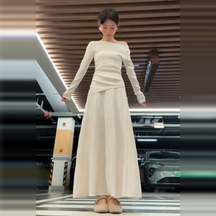 法式气质温柔风针织连衣裙子女秋冬季2025新款小个子斜肩套装长裙