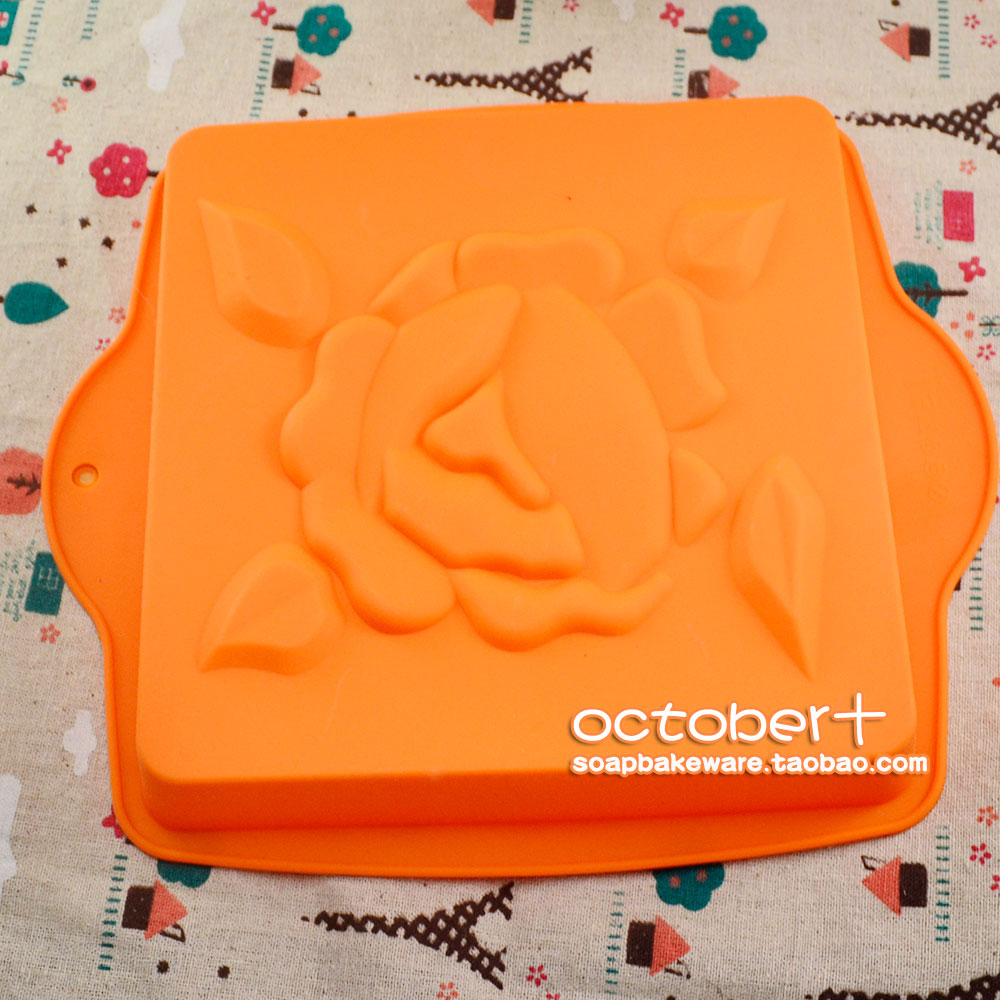 食品级硅胶制作，微波炉烤箱专用，没有规定一定必须得做什么，温度-40--230之间，随便您要做什么，蛋糕，巧克力，布丁，还是手工皂，随您喜欢哦，收到了先放开水浸泡或者锅里煮下3-5分钟，然后清水清洗后即可使用 ；不要空着烘焙模具模具