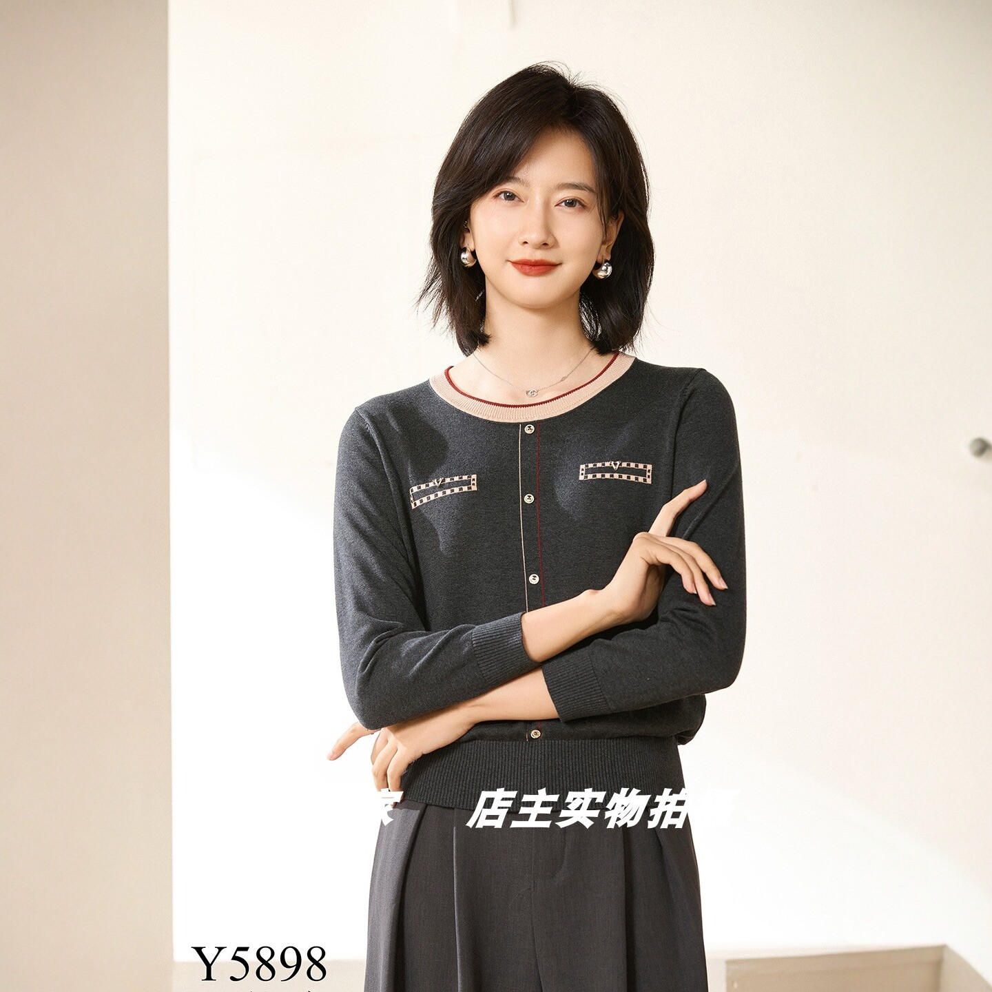 衣贵菲Y5898莱赛尔女针织衫2025秋圆领长袖纯色纽扣小香套头上衣