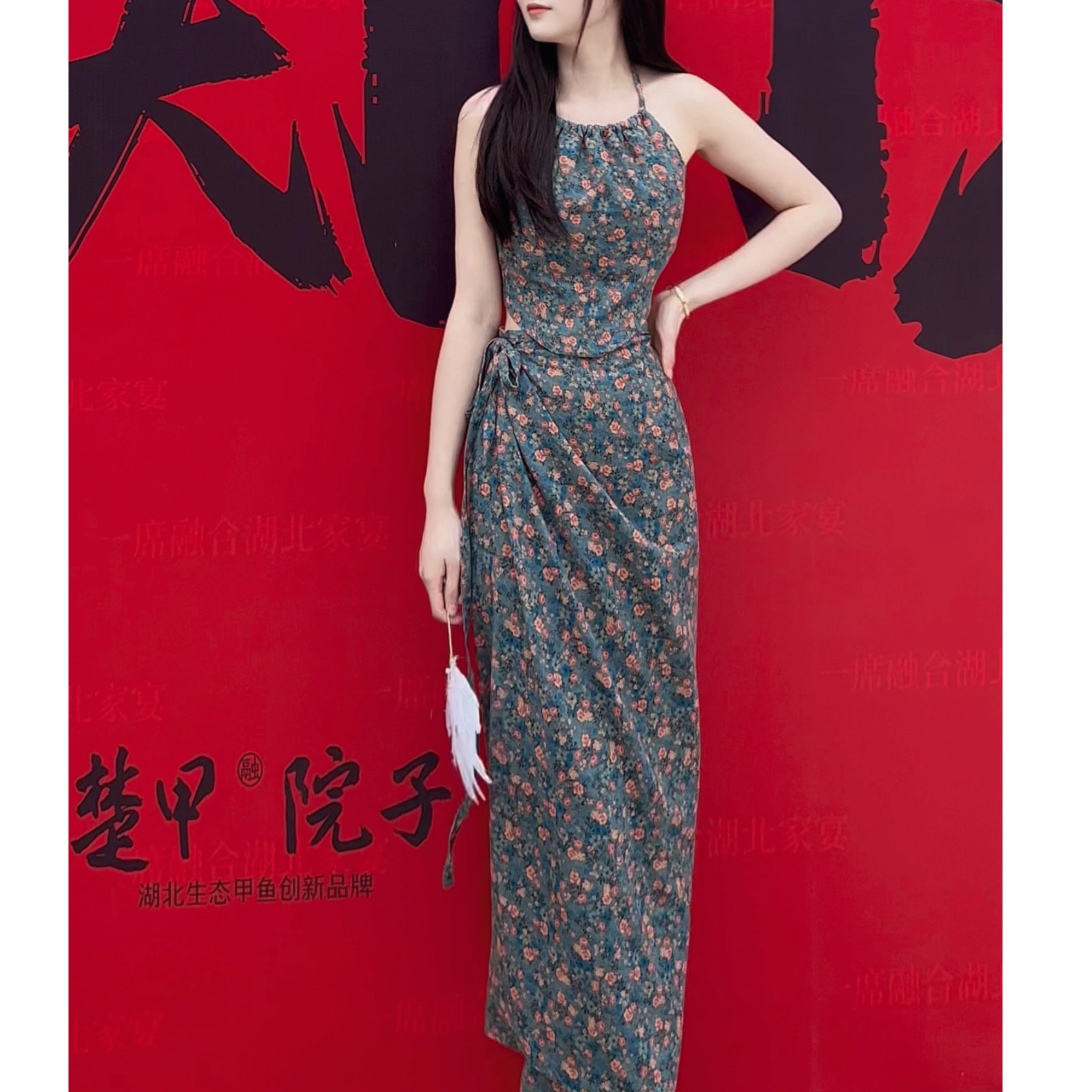 灰小猫夏季复古【蓝梦】碎花带胸垫挂脖肚兜上衣+一片半身裙套装
