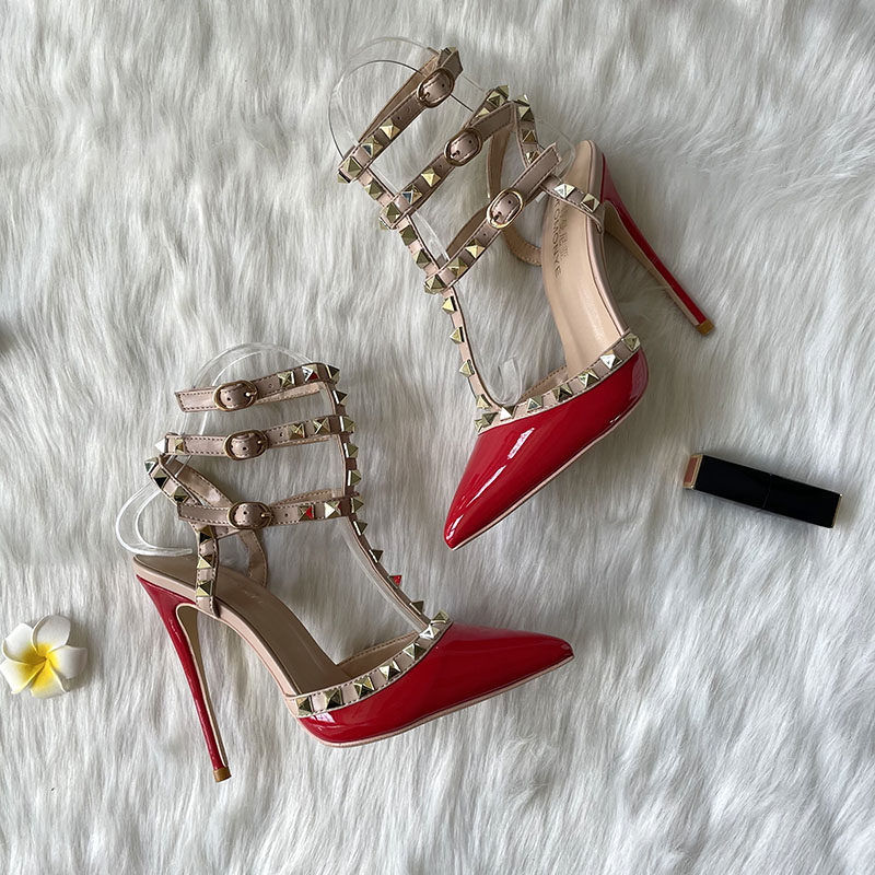 惊艳红色漆皮中空铆钉三带高跟鞋
