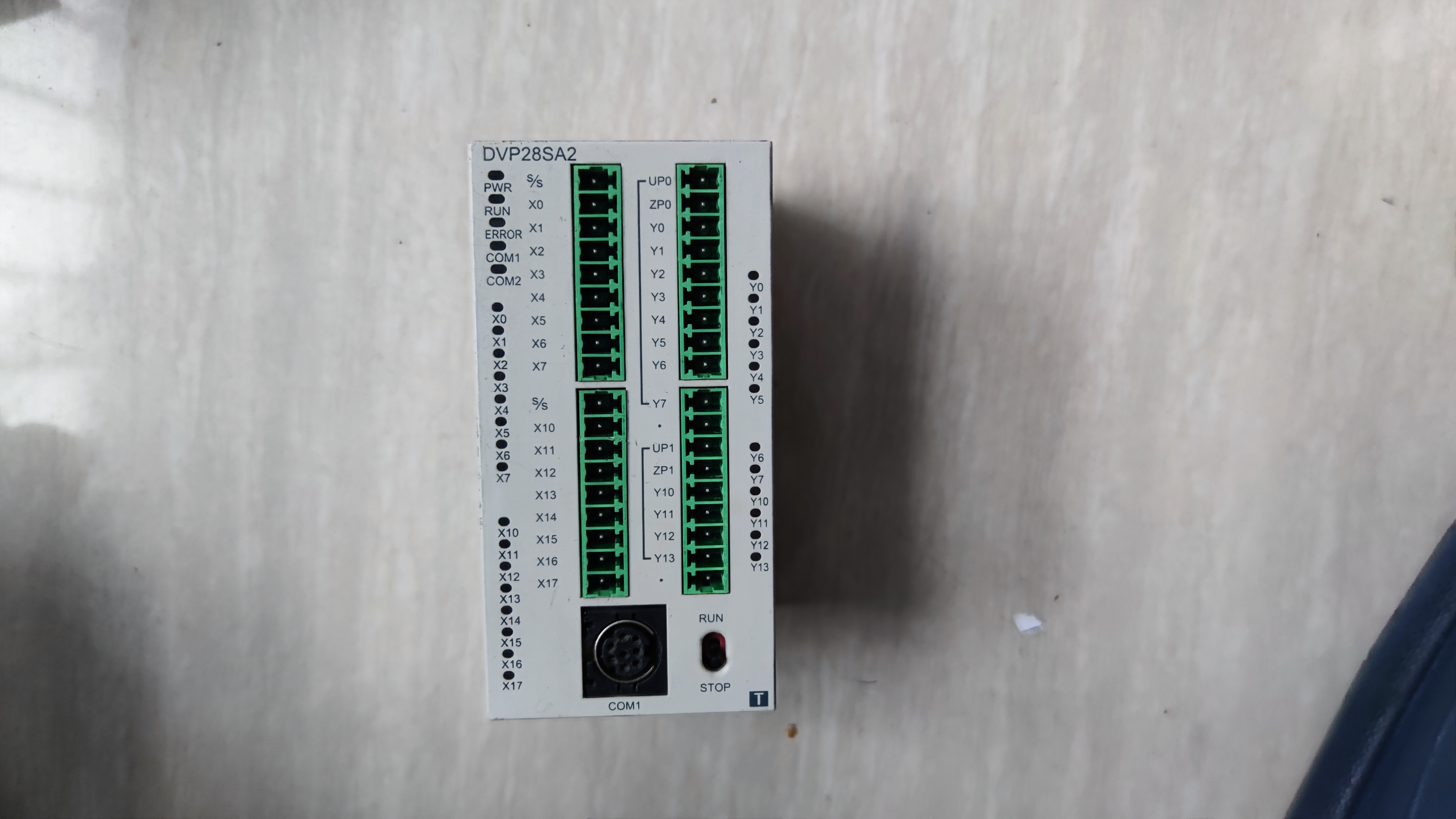 台达PLC DVP28SA211T成色实物图 功能正常