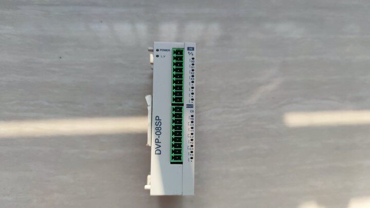 台达PLC扩展DVP08SP11R成色实物图 功能正常