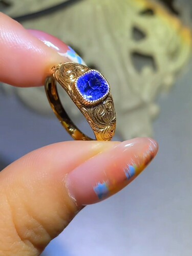 1.62克拉天然皇家蓝蓝宝石戒指 18k金镶嵌全净玻璃 金重2.57g