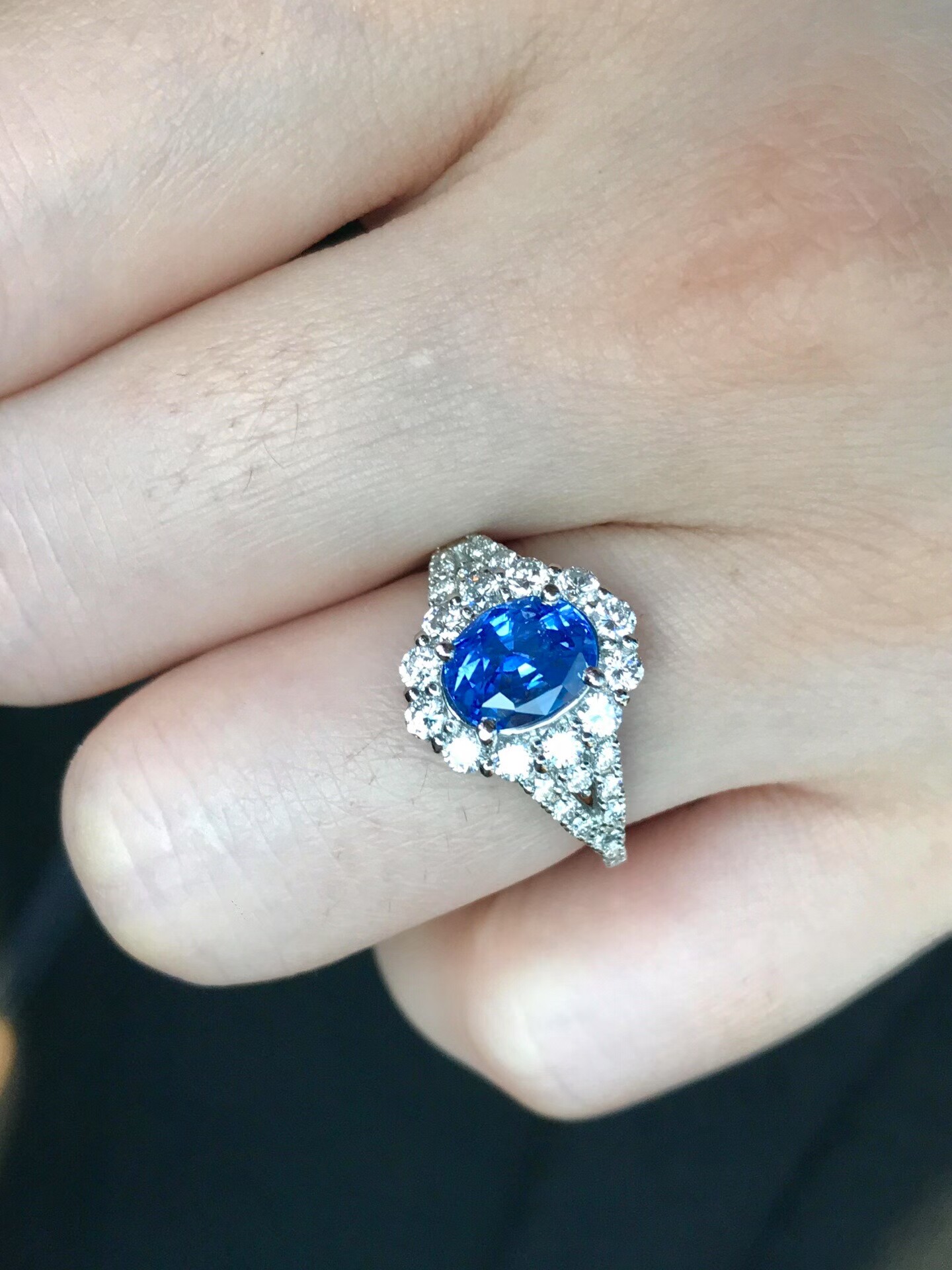 2.2克拉无烧斯里兰卡蓝宝石戒指矢车菊 明亮通透玻璃体 满钻镶嵌