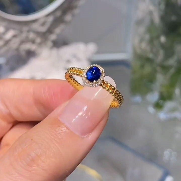 天然蓝宝石戒指皇家蓝 强火彩 玻璃体 蓝宝石62分 18k金钻石镶嵌