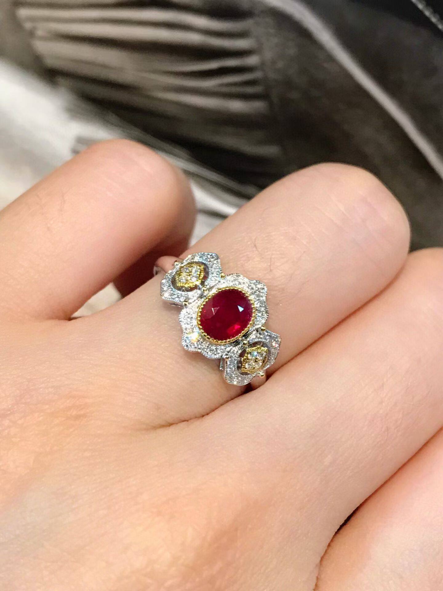 0.82克拉缅甸鸽血红宝石戒指 布契拉提风格 铂金天然钻镶嵌 证书