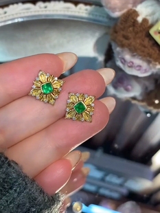 国际证书 国潮方形花镶钻 18k金天然祖母绿耳钉55分 金重1.9g