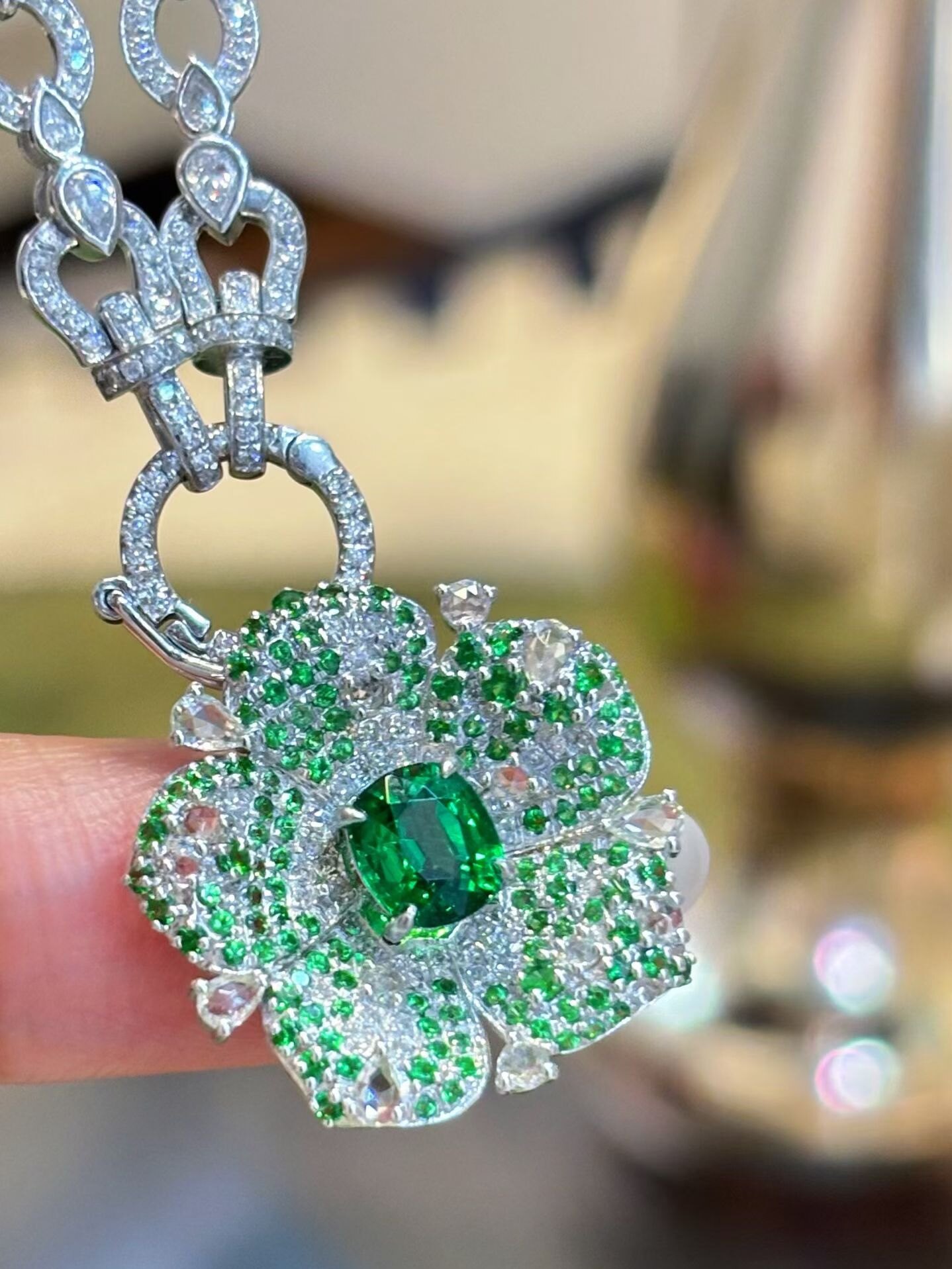 1.9克拉沙弗莱吊坠 玻璃体翠绿色火彩好 重4g铂金钻石彩宝镶嵌