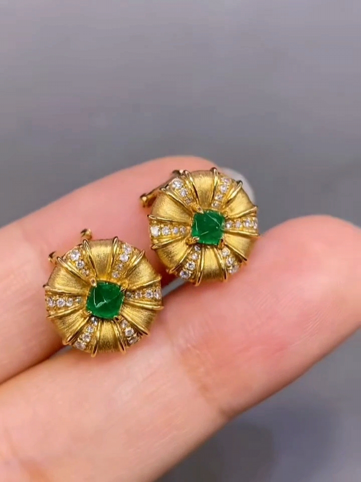 18k金钻石镶嵌天然祖母绿耳钉 vivid green木佐色