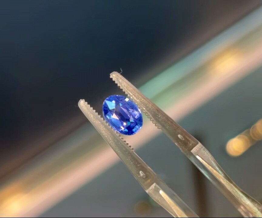 1.2克拉天然无烧矢车菊蓝宝石裸石玻璃体满火彩晶体通透一物一证