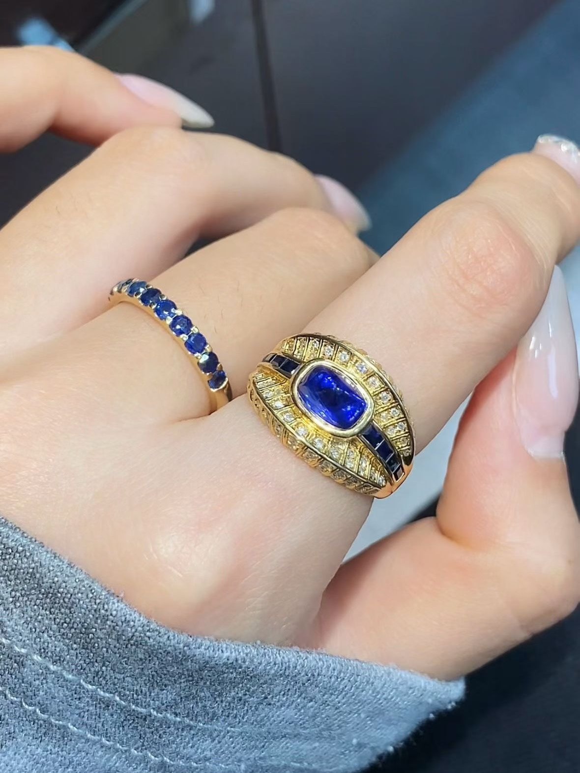 天然蓝宝石戒指 天使之眼2.25克拉 排戒0.82克拉 玻璃体18k金镶嵌