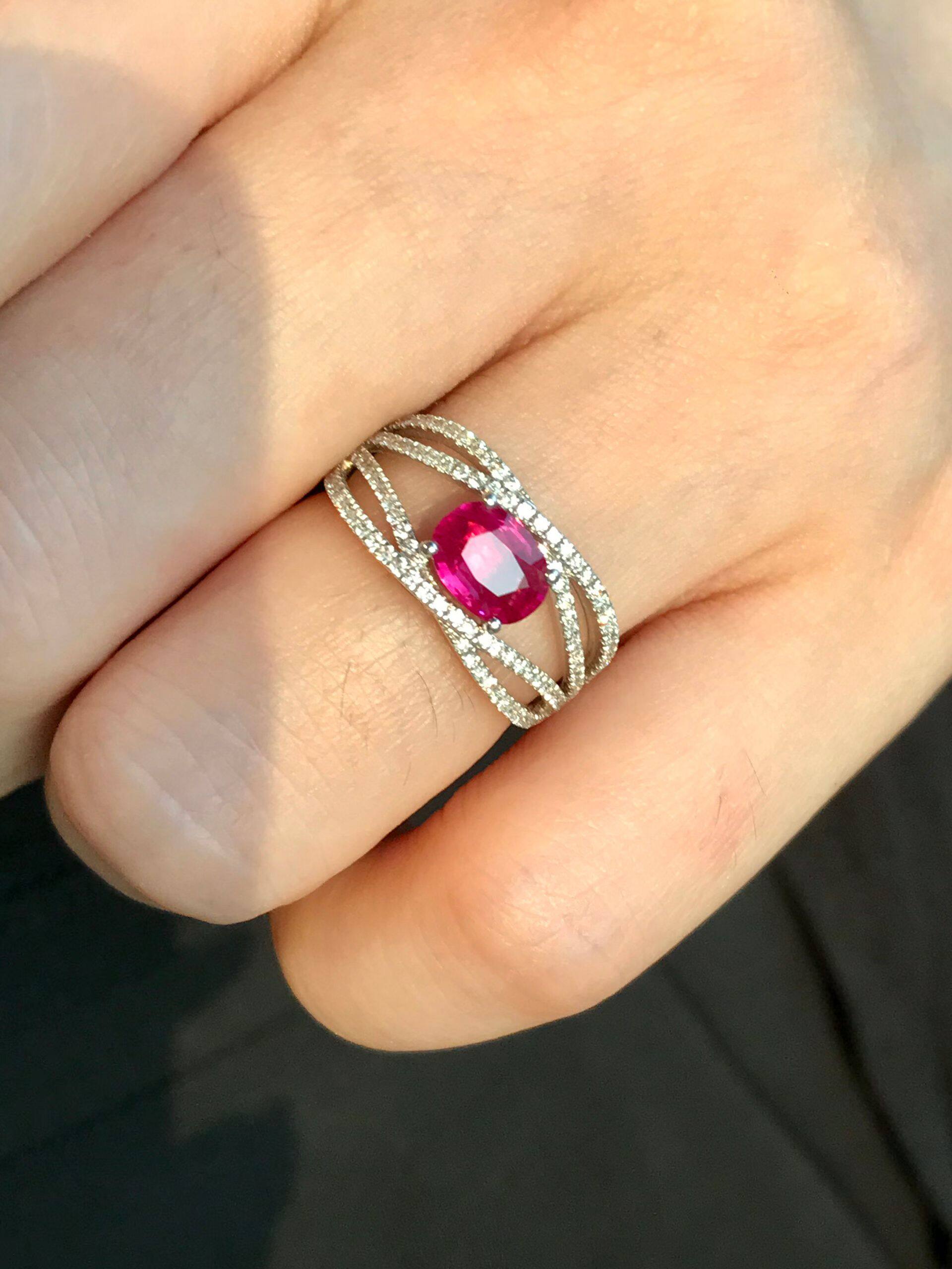 1.1克拉天然缅甸红宝石戒指 18k金钻石镶嵌 艳丽粉色晶体 火彩好