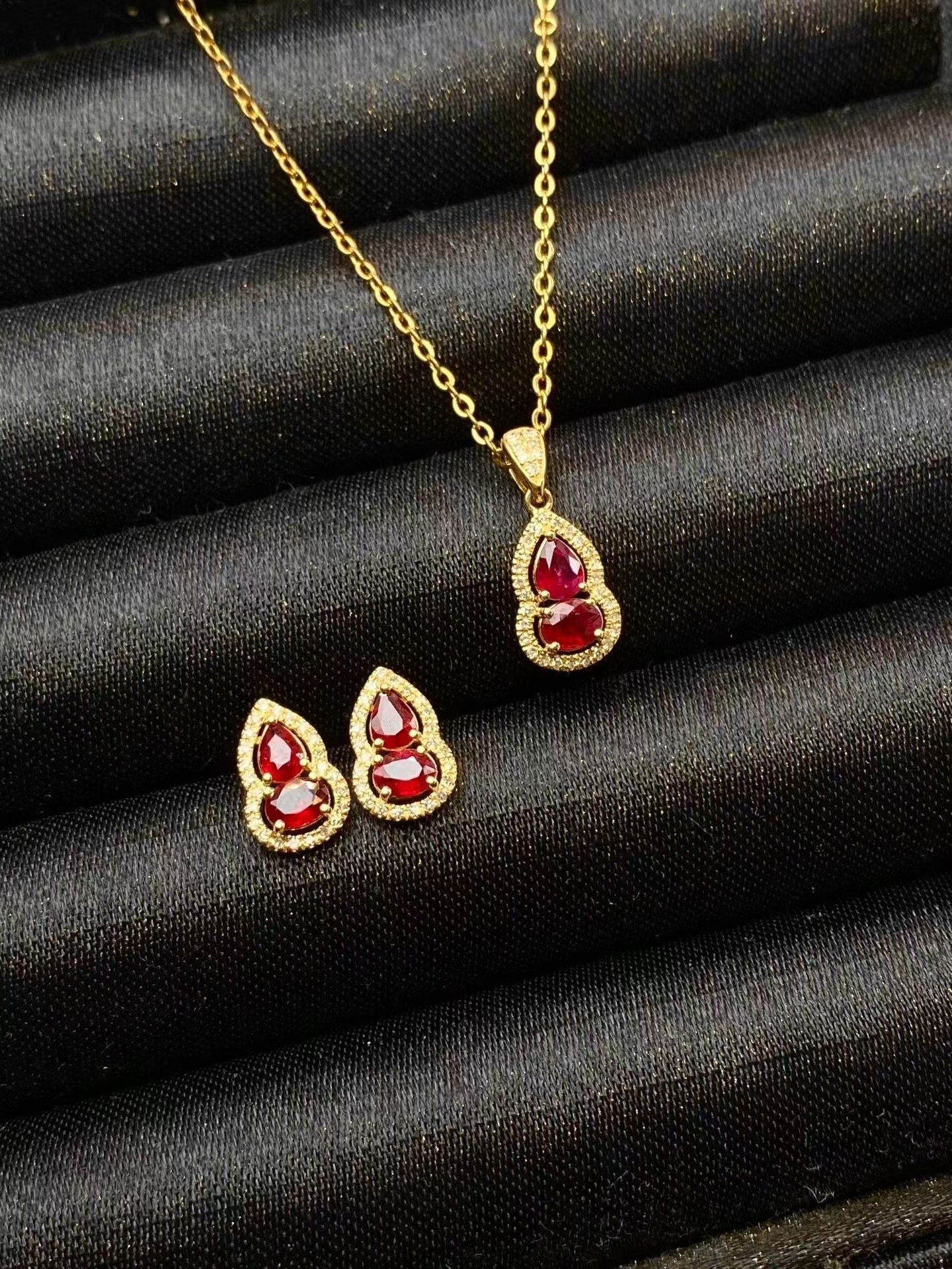 天然鸽血红宝石耳钉75分 吊坠50分 18k金南非钻石镶嵌 配国际证