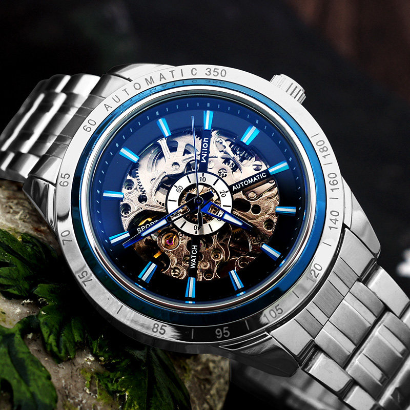 Белый стальной ремешок, серебряный корпус, черный циферблат, синие стрелки