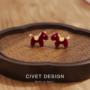 新年可爱红色丝绒小马耳钉2026新款无耳洞耳夹小众设计耳环女耳饰