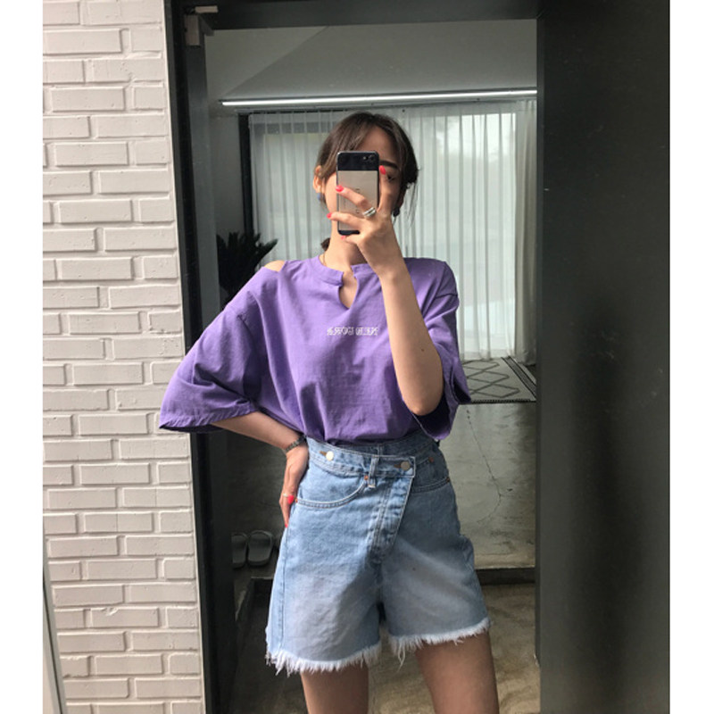 2023夏季韩版字母刺绣T恤女漏肩V领体恤简约休闲百搭纯棉上衣潮