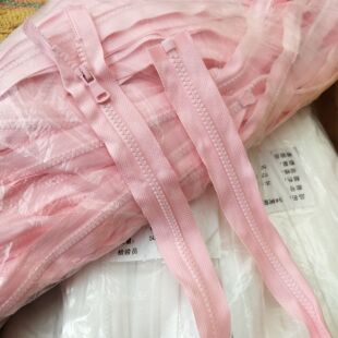 一条浅粉色5号树脂拉链 包邮 有点卷不平整 满29 69cm 1元