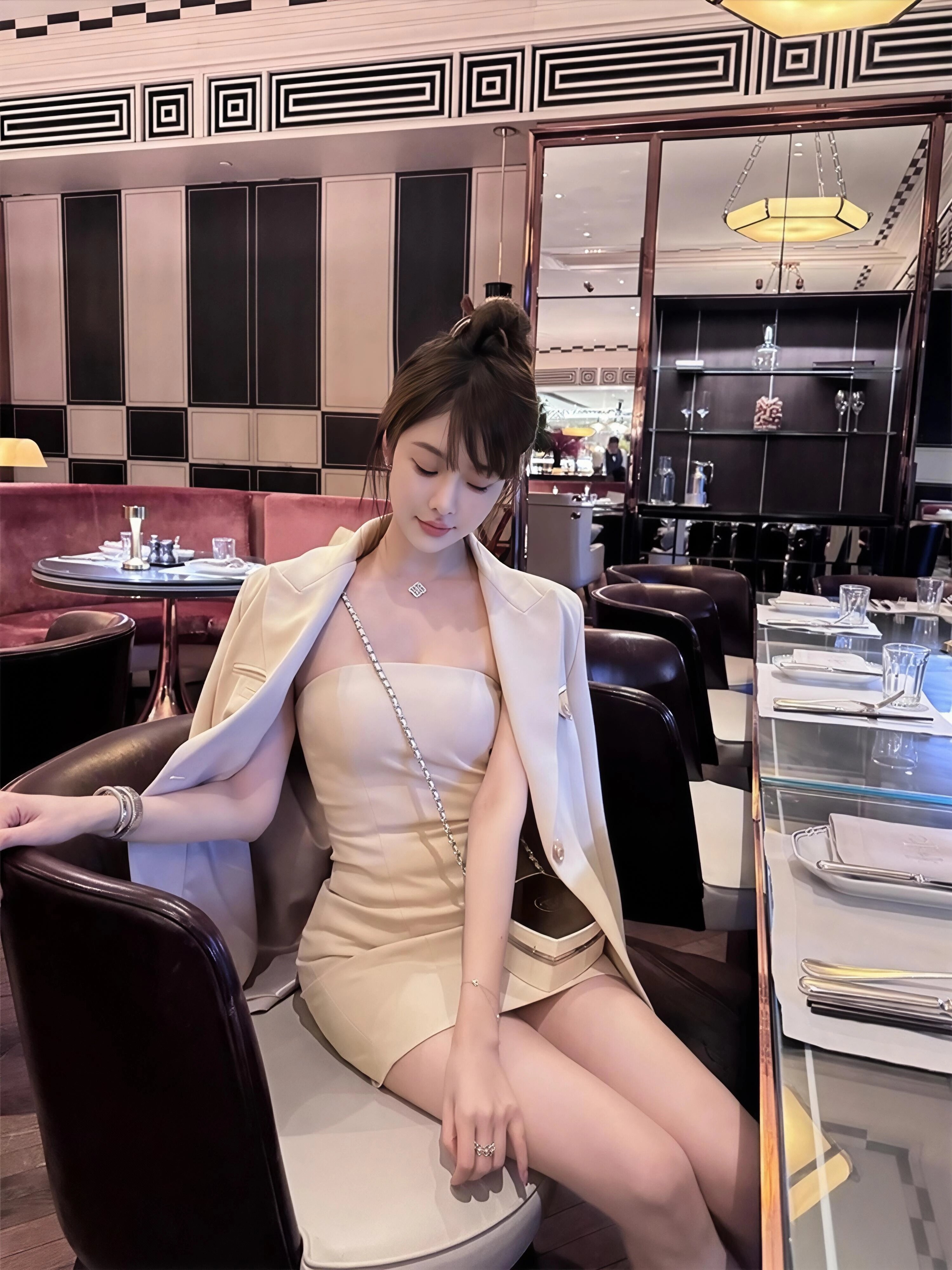 黛茗颜气质名媛高级感粉色西装外套收腰性感抹胸连衣裙套装两件套