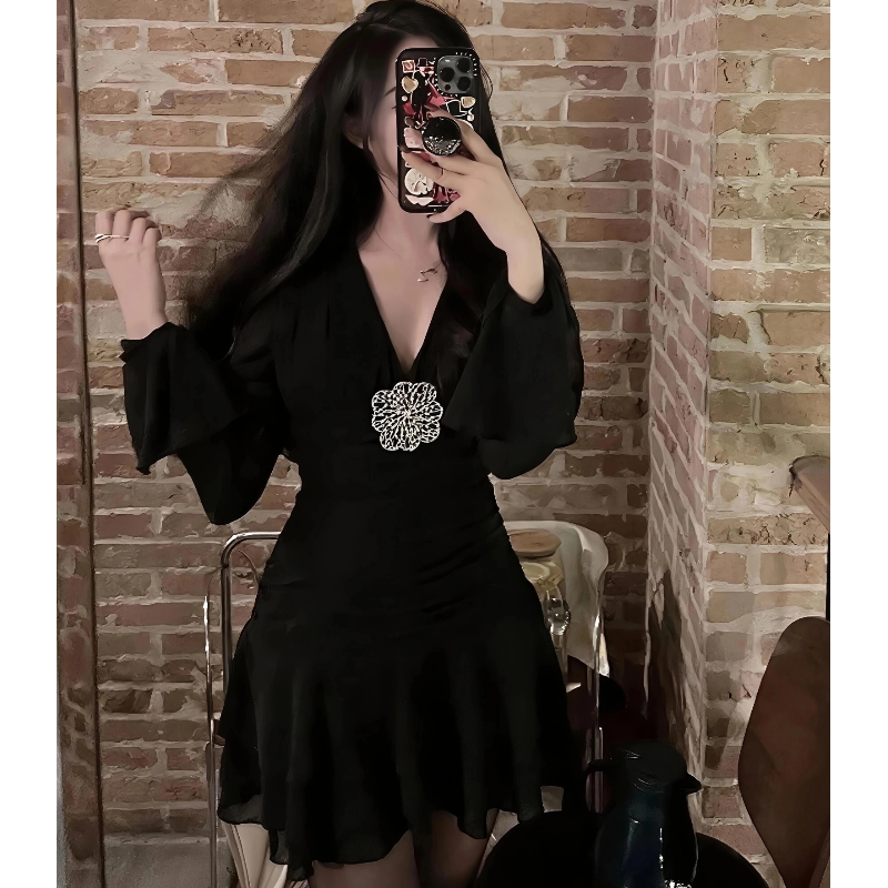 法式小众性感黑色V领喇叭袖连衣裙女秋冬胸花荷叶边修身显瘦短裙
