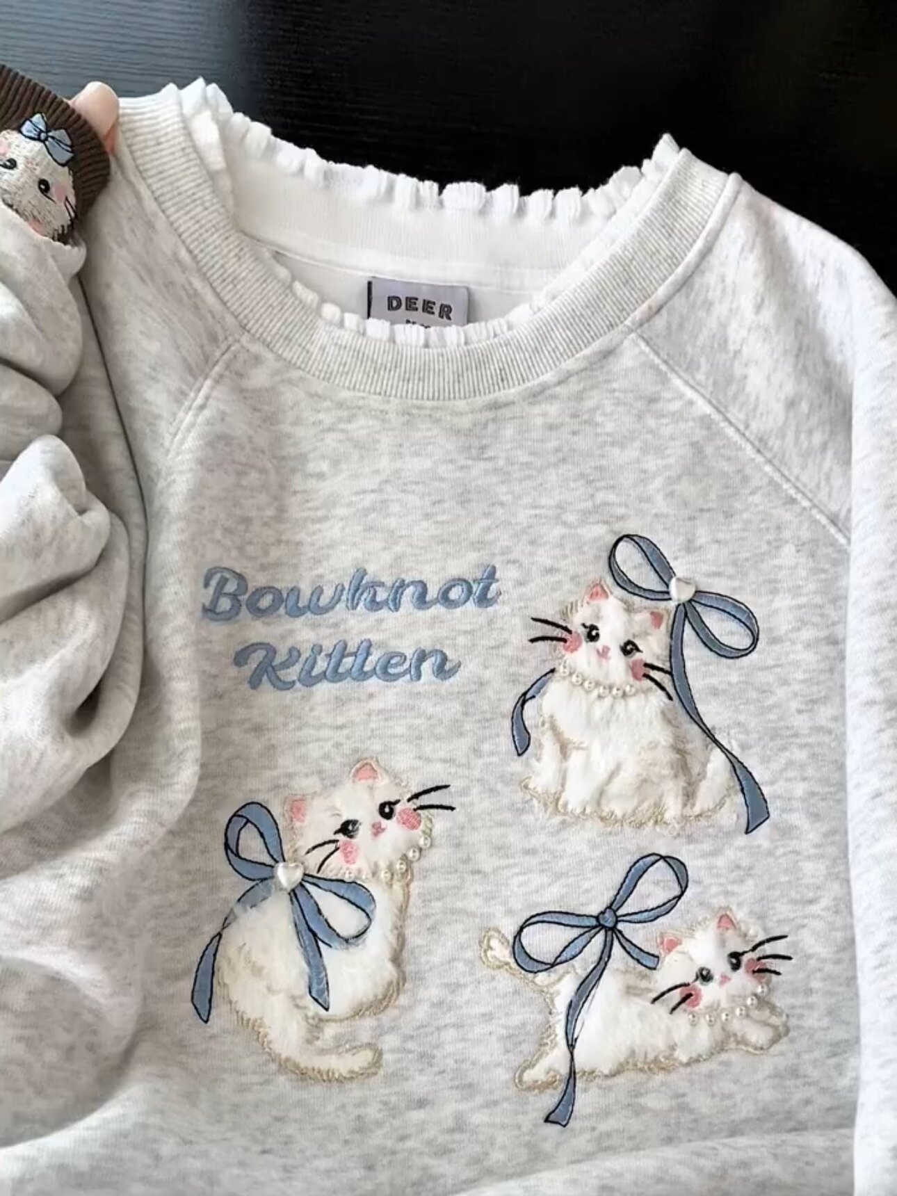 Korean style cute cat embroidered beaded round neck sweatshirt for women, new autumn and winter style, loose long sleeves, girly ins top