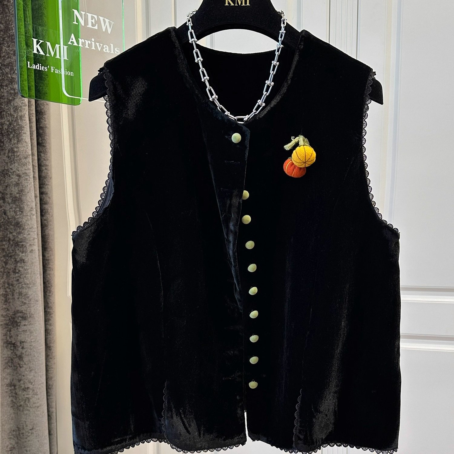 高级感金丝绒蕾丝边单排扣无袖马甲女马夹可爱樱桃减龄拼接早秋款