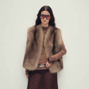 付智恩 金泽甜雪 氛围感轻盈拉网工艺直身V领狐狸毛皮草马甲外套