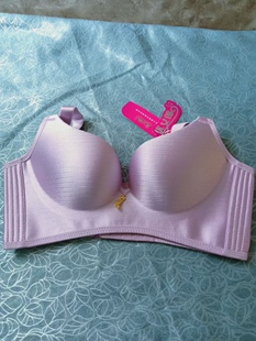 优女郎调整聚拢内衣，柔软舒适透气