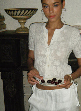 Bettychow 棉麻绣花白色短袖开衫法式时髦小v领精致显瘦针开衫