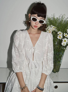 Bettychow 重工刺绣白色连衣裙法式V领度假时髦波西米亚风茶歇裙