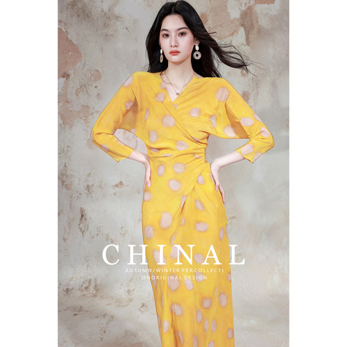 CHINAL斜裁真丝桑蚕丝连衣裙女高级感半裹式度假风大波点真丝长裙