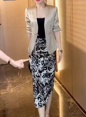 今年流行特惠23552大爱美依缘2025新款纯色长袖西服外套高腰印花