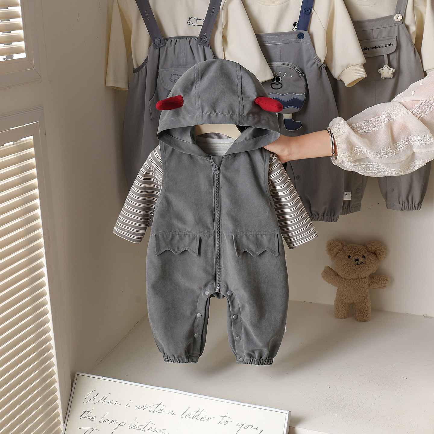 韩版婴幼儿连帽背带裤两件套秋季男宝宝可爱超萌套装外出服分体装