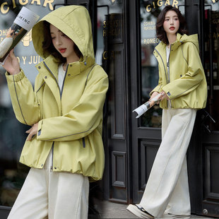 时尚休闲短外套女2026春秋新款显瘦减龄百搭可脱卸连帽冲锋衣外套