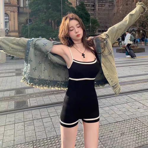 女小胸吊带连体平角遮肚保守运动黑白拼高级感赵露思同款泳衣