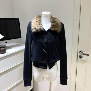 番茄侠秋日蒙太奇白灰+黑色可拆卸毛领外套女牛角扣毛毛针织上衣