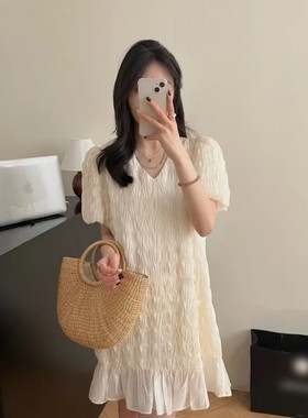 米白色弹性泡芙感褶皱宽松连衣裙2026夏装新款女装清新简约通勤