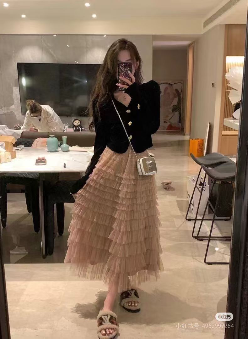 女士丝绒小短款外套m码胸围92衣长48适合80-110斤带胸针