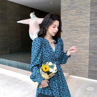 法式女人味浪漫V领灯笼袖泡泡袖高腰收腰碎花裙配大衣打底连衣裙