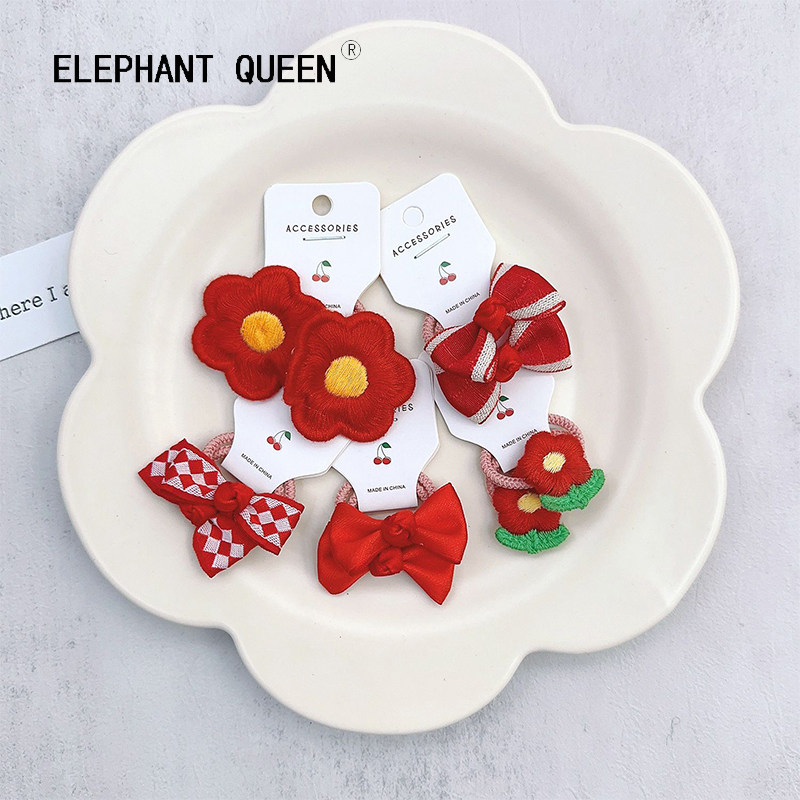 可爱女宝宝过年喜庆红色新年福字