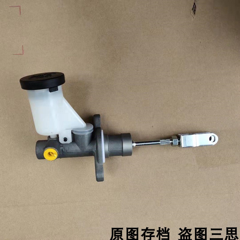 适用郑州皮卡d22np300离合总泵